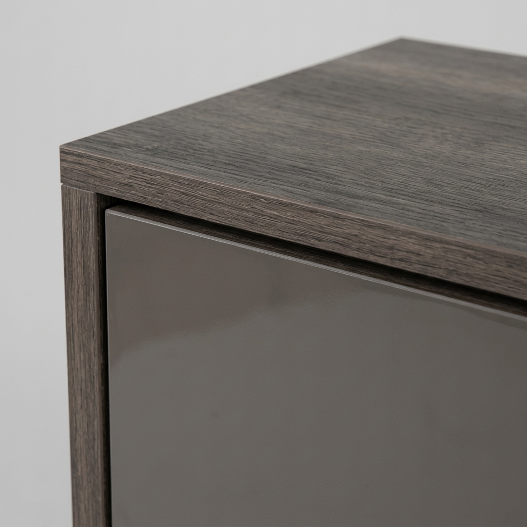 Gloss Muidan and oak colour and grain detail